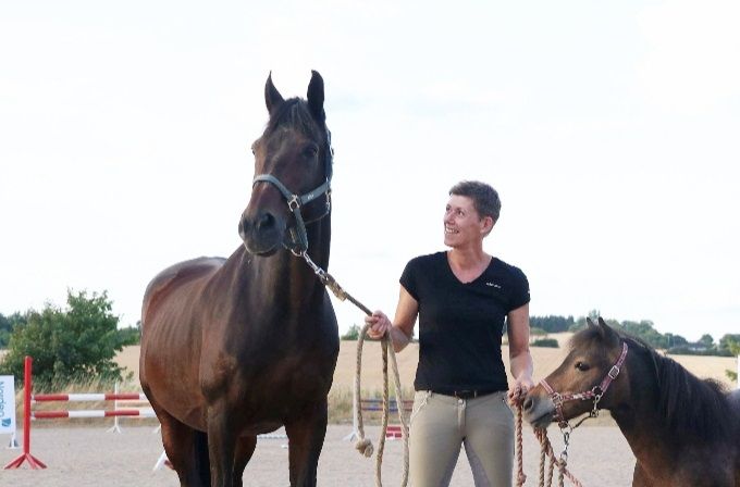 Mine 3 heste; Martinique og Chip & Chap.

Martinique (f:1992) er Dansk Varmblod og er efter Vivaldi, han har  Trakehner/Holstener/Engelsk Fuldblod i sig, og er en fantastisk all-round-hest med kapaciteter i alle discipliner.
Chap (f:1998), (den sorte); er ren Shetlænder, og Chip (f:2004), (den rød-brune); er en blanding af Shetlænder/Miniature.

Chip & Chap var oprindeligt staldmascotter på gården som jeg havde i Hadsten i sin tid. Jeg tabte fuldkommen mit hjerte til de to positive væsner, så da gården blev solgt fulgte de med mig videre i livet. :-)